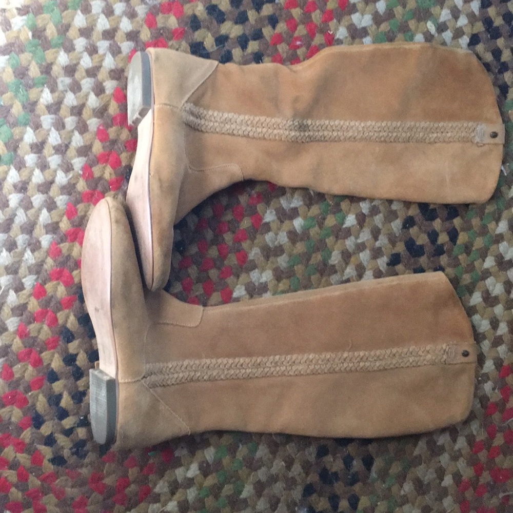 Suede comfortable and attractive boots .